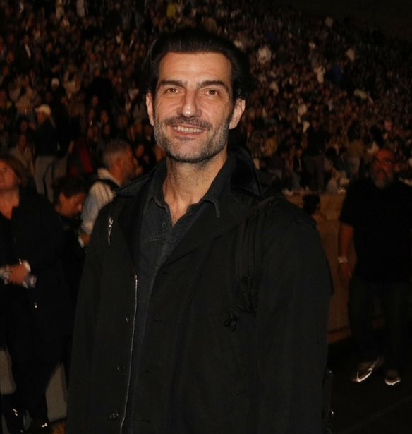 &#x39F; &#x39D;&#x3AF;&#x3BA;&#x3BF;&#x3C2; &#x39A;&#x3BF;&#x3C5;&#x3C1;&#x3AE;&#x3C2; &#x3BC;&#x3B5; &#x3C4;&#x3BF;&#x3BD; &#x3B3;&#x3B9;&#x3BF; &#x3C4;&#x3BF;&#x3C5;, &#x3A0;&#x3AD;&#x3C4;&#x3C1;&#x3BF;, &#x3C3;&#x3C4;&#x3B7; &#x3C3;&#x3C5;&#x3BD;&#x3B1;&#x3C5;&#x3BB;&#x3AF;&#x3B1; &#x3C4;&#x3BF;&#x3C5; Robbie Williams &#x3C3;&#x3C4;&#x3BF; &#x39A;&#x3B1;&#x3BB;&#x3BB;&#x3B9;&#x3BC;&#x3AC;&#x3C1;&#x3BC;&#x3B1;&#x3C1;&#x3BF; | &#x397; &#x3C3;&#x3C0;&#x3AC;&#x3BD;&#x3B9;&#x3B1; &#x3BF;&#x3B9;&#x3BA;&#x3BF;&#x3B3;&#x3B5;&#x3BD;&#x3B5;&#x3B9;&#x3B1;&#x3BA;&#x3AE; &#x3B5;&#x3BC;&#x3C6;&#x3AC;&#x3BD;&#x3B9;&#x3C3;&#x3B7;