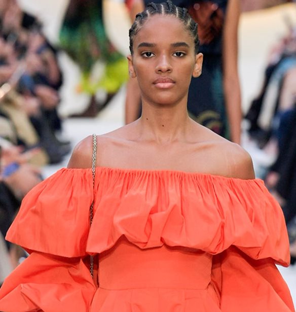 Αυτή η ζεστή απόχρωση θα απογειώσει τα καλοκαιρινά looks