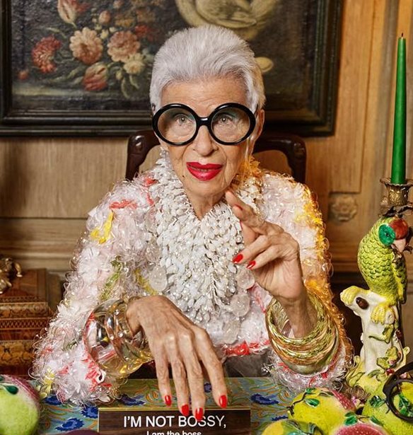 &#x39F;&#x3B9; 5 &quot;&#x3C7;&#x3C1;&#x3C5;&#x3C3;&#x3BF;&#x3AF;&quot; &#x3BA;&#x3B1;&#x3BD;&#x3CC;&#x3BD;&#x3B5;&#x3C2; &#x3C4;&#x3B7;&#x3C2; Iris Apfel &#x3C3;&#x3C4;&#x3BF; interior design