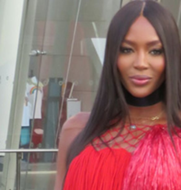 Naomi Campbell | &#x3A0;&#x3BF;&#x3B6;&#x3AC;&#x3C1;&#x3B5;&#x3B9; &#x3BC;&#x3B5; &#x3BC;&#x3B1;&#x3B3;&#x3B9;&#x3CC; &#x3C3;&#x3C4;&#x3B1; 51 &#x3C4;&#x3B7;&#x3C2; &#x3B3;&#x3B9;&#x3B1; &#x3BA;&#x3B1;&#x3BC;&#x3C0;&#x3AC;&#x3BD;&#x3B9;&#x3B1; &#x3C4;&#x3BF;&#x3C5; &#x3BF;&#x3AF;&#x3BA;&#x3BF;&#x3C5; Burberry