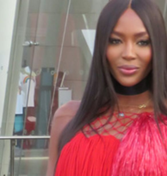 &#x397; Naomi Campbell &#x3B4;&#x3B7;&#x3BB;&#x3CE;&#x3BD;&#x3B5;&#x3B9; &#x3B5;&#x3C1;&#x3C9;&#x3C4;&#x3B5;&#x3C5;&#x3BC;&#x3AD;&#x3BD;&#x3B7; &#x3BC;&#x3B5; &#x3C4;&#x3B7;&#x3BD; &#x3BA;&#x3CC;&#x3C1;&#x3B7; &#x3C4;&#x3B7;&#x3C2; - &#x397; &#x3C0;&#x3C1;&#x3CE;&#x3C4;&#x3B7; &#x3B4;&#x3B7;&#x3BC;&#x3CC;&#x3C3;&#x3B9;&#x3B1; &#x3B1;&#x3BD;&#x3B1;&#x3C6;&#x3BF;&#x3C1;&#x3AC; &#x3C3;&#x3C4;&#x3BF; &#x3BC;&#x3C9;&#x3C1;&#x3CC; &#x3C4;&#x3B7;&#x3C2;