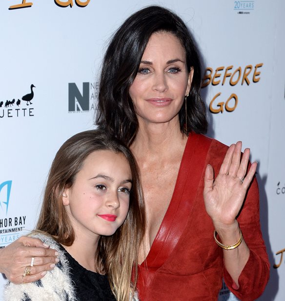&#x397; Courteney Cox &#x3B1;&#x3C6;&#x3AE;&#x3BD;&#x3B5;&#x3B9; &#x3C4;&#x3B7;&#x3BD; 15&#x3C7;&#x3C1;&#x3BF;&#x3BD;&#x3B7; &#x3BA;&#x3CC;&#x3C1;&#x3B7; &#x3C4;&#x3B7;&#x3C2; &#x3BD;&#x3B1; &#x3BA;&#x3AC;&#x3BD;&#x3B5;&#x3B9; &#x3C4;&#x3BF; &#x3BC;&#x3B1;&#x3BA;&#x3B9;&#x3B3;&#x3B9;&#x3AC;&#x3B6; &#x3C4;&#x3B7;&#x3C2;