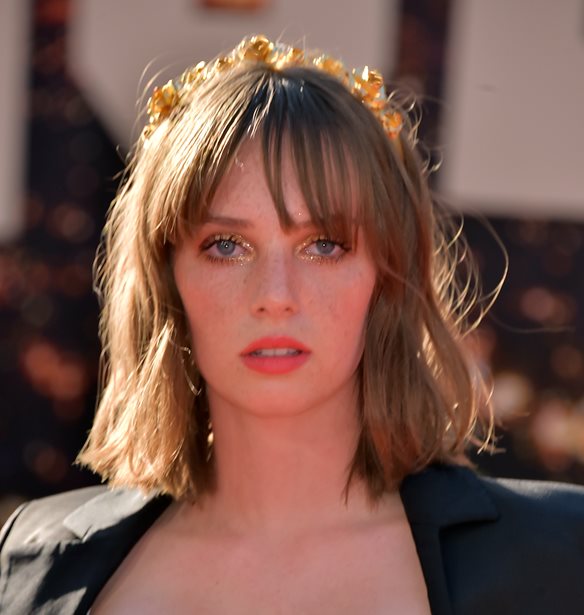 Η Maya Hawke φόρεσε ένα ιδιαίτερο αξεσουάρ μαλλιών στο κόκκινο χαλί