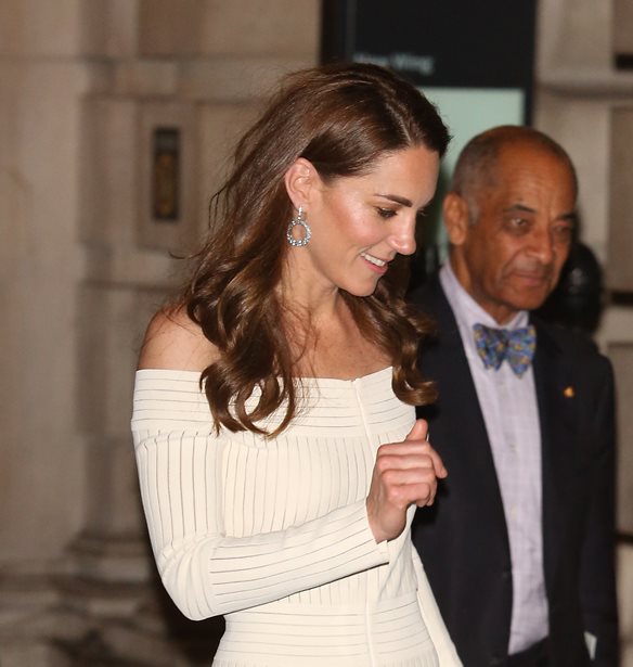 &#x397; Kate Middleton &#x3C6;&#x3CC;&#x3C1;&#x3B5;&#x3C3;&#x3B5; &#x3C4;&#x3BF; &#x3C4;&#x3AD;&#x3BB;&#x3B5;&#x3B9;&#x3BF; off-the-shoulder &#x3C6;&#x3CC;&#x3C1;&#x3B5;&#x3BC;&#x3B1; &#x3C4;&#x3BF;&#x3C5; &#x3BA;&#x3B1;&#x3BB;&#x3BF;&#x3BA;&#x3B1;&#x3B9;&#x3C1;&#x3B9;&#x3BF;&#x3CD;