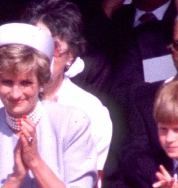 &#x39F; &#x3C0;&#x3C1;&#x3AF;&#x3B3;&#x3BA;&#x3B9;&#x3C0;&#x3B1;&#x3C2; Harry &#x3BD;&#x3B9;&#x3CE;&#x3B8;&#x3B5;&#x3B9; &#x3C4;&#x3B7;&#x3BD; &#x3C0;&#x3B1;&#x3C1;&#x3BF;&#x3C5;&#x3C3;&#x3AF;&#x3B1; &#x3C4;&#x3B7;&#x3C2; &#x3C0;&#x3C1;&#x3B9;&#x3B3;&#x3BA;&#x3AF;&#x3C0;&#x3B9;&#x3C3;&#x3C3;&#x3B1;&#x3C2; Diana &#x3C0;&#x3B5;&#x3C1;&#x3B9;&#x3C3;&#x3C3;&#x3CC;&#x3C4;&#x3B5;&#x3C1;&#x3BF; &#x3B1;&#x3C0;&#x3CC; &#x3C0;&#x3BF;&#x3C4;&#x3AD;