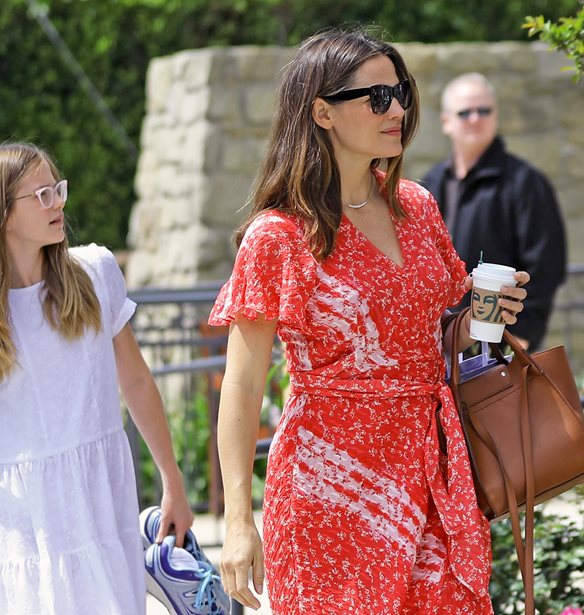 Jennifer Garner | &quot;&#x39C;&#x3BF;&#x3B9;&#x3AC;&#x3B6;&#x3C9; &#x3C3;&#x3B1;&#x3BD; &#x3BC;&#x3B9;&#x3B1; &#x3B3;&#x3C5;&#x3BD;&#x3B1;&#x3AF;&#x3BA;&#x3B1; &#x3C0;&#x3BF;&#x3C5; &#x3AD;&#x3BA;&#x3B1;&#x3BD;&#x3B5; 3 &#x3C0;&#x3B1;&#x3B9;&#x3B4;&#x3B9;&#x3AC;&quot;