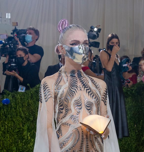 Grimes | &#x394;&#x3B7;&#x3BC;&#x3BF;&#x3C0;&#x3C1;&#x3B1;&#x3C4;&#x3B5;&#x3AF; &#x3C4;&#x3B1; &#x3B1;&#x3BE;&#x3B5;&#x3C3;&#x3BF;&#x3C5;&#x3AC;&#x3C1; &#x3B1;&#x3C0;&#x3CC; &#x3C4;&#x3B7;&#x3BD; &#x3B5;&#x3BC;&#x3C6;&#x3AC;&#x3BD;&#x3B9;&#x3C3;&#x3AE; &#x3C4;&#x3B7;&#x3C2; &#x3C3;&#x3C4;&#x3BF; Met Gala &#x3B3;&#x3B9;&#x3B1; &#x3BD;&#x3B1; &#x3B2;&#x3BF;&#x3B7;&#x3B8;&#x3AE;&#x3C3;&#x3B5;&#x3B9; &#x3BF;&#x3B9;&#x3BA;&#x3BF;&#x3B3;&#x3AD;&#x3BD;&#x3B5;&#x3B9;&#x3B5;&#x3C2; &#x3C4;&#x3B7;&#x3C2; &#x39F;&#x3C5;&#x3BA;&#x3C1;&#x3B1;&#x3BD;&#x3AF;&#x3B1;&#x3C2;
