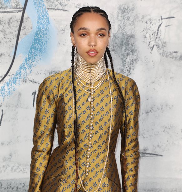 &#x397; &#x3BC;&#x3BF;&#x3BD;&#x3B1;&#x3B4;&#x3B9;&#x3BA;&#x3AE; &#x3B5;&#x3BC;&#x3C6;&#x3AC;&#x3BD;&#x3B9;&#x3C3;&#x3B7; &#x3C4;&#x3B7;&#x3C2; FKA Twigs &#x3C3;&#x3C4;&#x3BF; show &#x3C4;&#x3BF;&#x3C5; &#x3BF;&#x3AF;&#x3BA;&#x3BF;&#x3C5; Valentino