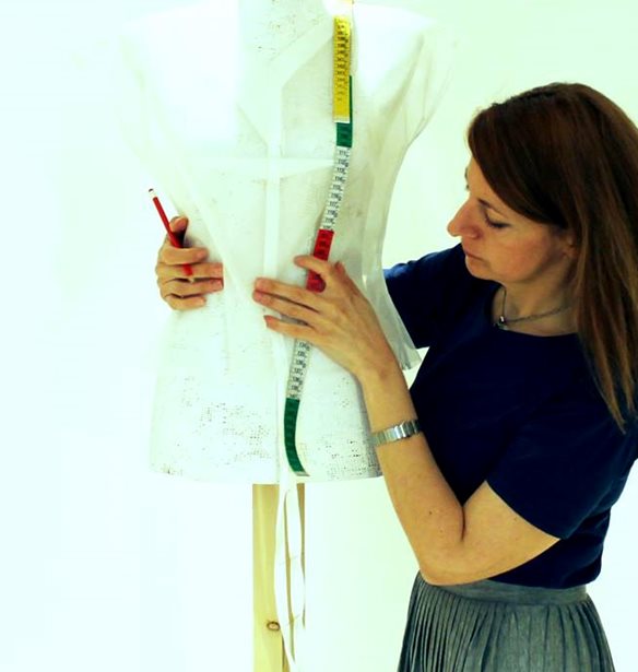 Fashion Rewind: &#x397; &#x3AD;&#x3BA;&#x3B8;&#x3B5;&#x3C3;&#x3B7; &#x3C4;&#x3B7;&#x3C2; &#x39C;&#x3B1;&#x3C1;&#x3AF;&#x3B1;&#x3C2; &#x394;&#x3B9;&#x3B1;&#x3BC;&#x3AC;&#x3BD;&#x3C4;&#x3B7; &#x3BC;&#x3B1;&#x3C2; &#x3B3;&#x3C5;&#x3C1;&#x3AF;&#x3B6;&#x3B5;&#x3B9; &quot;&#x3C0;&#x3AF;&#x3C3;&#x3C9; &#x3C3;&#x3C4;&#x3B7; &#x3BC;&#x3CC;&#x3B4;&#x3B1; &quot;