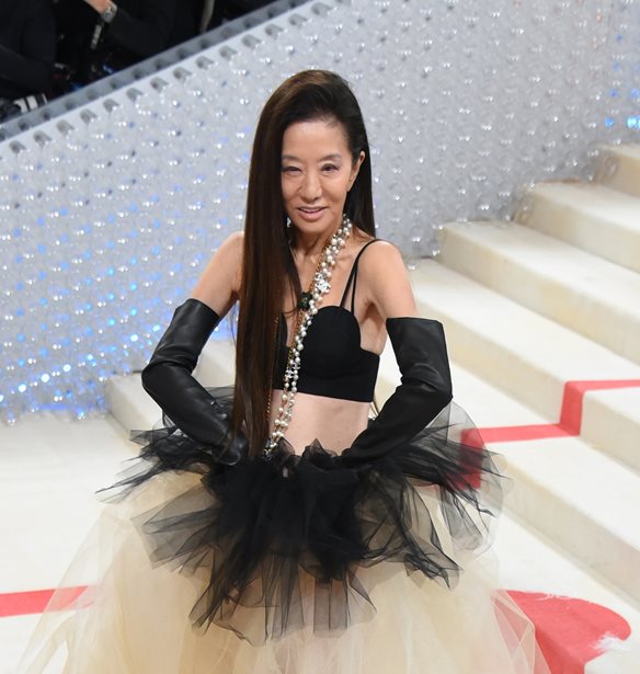 &#x397; 74&#x3C7;&#x3C1;&#x3BF;&#x3BD;&#x3B7; Vera Wang &#x3BC;&#x3B1;&#x3C2; &#x3B5;&#x3CD;&#x3C7;&#x3B5;&#x3C4;&#x3B1;&#x3B9; &quot;&#x39A;&#x3B1;&#x3BB;&#x3CC; &#x3BA;&#x3B1;&#x3BB;&#x3BF;&#x3BA;&#x3B1;&#x3AF;&#x3C1;&#x3B9;&quot; &#x3C7;&#x3BF;&#x3C1;&#x3B5;&#x3CD;&#x3BF;&#x3BD;&#x3C4;&#x3B1;&#x3C2; &#x3C3;&#x3C4;&#x3B7;&#x3BD; &#x3C0;&#x3B9;&#x3C3;&#x3AF;&#x3BD;&#x3B1;