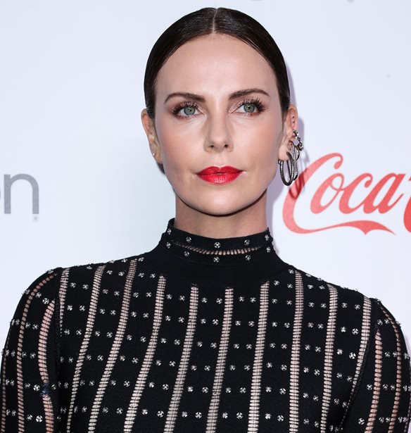 Charlize Theron: &#x397; &#x3B1;&#x3BD;&#x3B1;&#x3C4;&#x3C1;&#x3B5;&#x3C0;&#x3C4;&#x3B9;&#x3BA;&#x3AE; &#x3B1;&#x3BB;&#x3BB;&#x3B1;&#x3B3;&#x3AE; &#x3C0;&#x3BF;&#x3C5; &#x3AD;&#x3BA;&#x3B1;&#x3BD;&#x3B5; &#x3C3;&#x3C4;&#x3B1; &#x3BC;&#x3B1;&#x3BB;&#x3BB;&#x3B9;&#x3AC; &#x3C4;&#x3B7;&#x3C2;