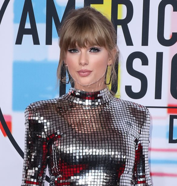 Taylor Swift | &#x397; &#x3C0;&#x3C1;&#x3CE;&#x3C4;&#x3B7; &#x3B3;&#x3C5;&#x3BD;&#x3B1;&#x3AF;&#x3BA;&#x3B1; &#x3BA;&#x3B1;&#x3BB;&#x3BB;&#x3B9;&#x3C4;&#x3AD;&#x3C7;&#x3BD;&#x3B7;&#x3C2; &#x3C0;&#x3BF;&#x3C5; &#x3B8;&#x3B1; &#x3BB;&#x3AC;&#x3B2;&#x3B5;&#x3B9; &#x3C4;&#x3BF; &#x3B2;&#x3C1;&#x3B1;&#x3B2;&#x3B5;&#x3AF;&#x3BF; &quot;Global Icon&quot; &#x3C3;&#x3C4;&#x3B1; Brit Awards