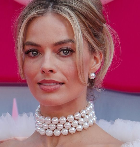 Margot Robbie | &#x3A4;&#x3B1; &#x3C3;&#x3CD;&#x3BD;&#x3BF;&#x3BB;&#x3B1; &#x3B1;&#x3C0;&#x3CC; &#x3C4;&#x3B7;&#x3BD; &#x3C0;&#x3B1;&#x3B3;&#x3BA;&#x3CC;&#x3C3;&#x3BC;&#x3B9;&#x3B1; &#x3C0;&#x3B5;&#x3C1;&#x3B9;&#x3BF;&#x3B4;&#x3B5;&#x3AF;&#x3B1; &#x3C4;&#x3B7;&#x3C2; Barbie &#x3C3;&#x3B5; &#x3BC;&#x3AF;&#x3B1; &#x3B5;&#x3BD;&#x3C4;&#x3C5;&#x3C0;&#x3C9;&#x3C3;&#x3B9;&#x3B1;&#x3BA;&#x3AE; &#x3AD;&#x3BA;&#x3B4;&#x3BF;&#x3C3;&#x3B7;