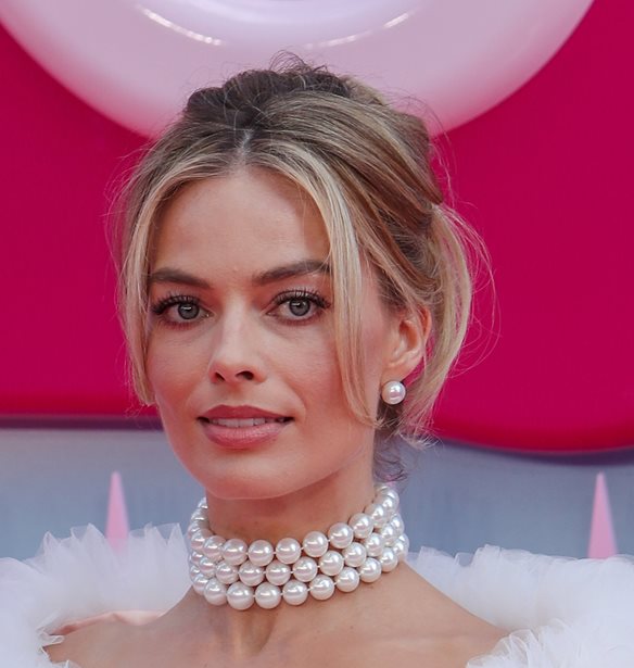 Margot Robbie | &#x39F; &#x3C4;&#x3C1;&#x3CC;&#x3C0;&#x3BF;&#x3C2; &#x3C0;&#x3BF;&#x3C5; &quot;&#x3AD;&#x3C3;&#x3C9;&#x3C3;&#x3B5;&quot; &#x3BF;&#x3B9;&#x3BA;&#x3BF;&#x3BD;&#x3BF;&#x3BC;&#x3B9;&#x3BA;&#x3AC; &#x3C4;&#x3B7;&#x3BD; &#x3BC;&#x3B7;&#x3C4;&#x3AD;&#x3C1;&#x3B1; &#x3C4;&#x3B7;&#x3C2; &#x3BC;&#x3B5; &#x3C4;&#x3B7;&#x3BD; &#x3C0;&#x3C1;&#x3CE;&#x3C4;&#x3B7; &#x3C4;&#x3B7;&#x3C2; &#x3B4;&#x3BF;&#x3C5;&#x3BB;&#x3B5;&#x3B9;&#x3AC;