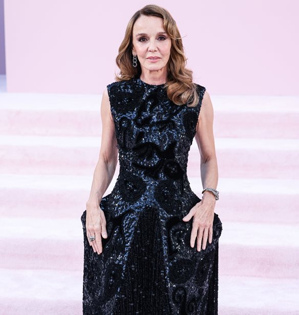 &#x39C;&#x3AE;&#x3C0;&#x3C9;&#x3C2; &#x3C4;&#x3B5;&#x3BB;&#x3B9;&#x3BA;&#x3AC; &#x3B7; Sylvie Grateau &#x3B5;&#x3AF;&#x3BD;&#x3B1;&#x3B9; &#x3C4;&#x3BF; &#x3C0;&#x3C1;&#x3B1;&#x3B3;&#x3BC;&#x3B1;&#x3C4;&#x3B9;&#x3BA;&#x3CC; style icon &#x3C3;&#x3C4;&#x3B7; &#x3C3;&#x3B5;&#x3B9;&#x3C1;&#x3AC; &quot;Emily in Paris&quot;;