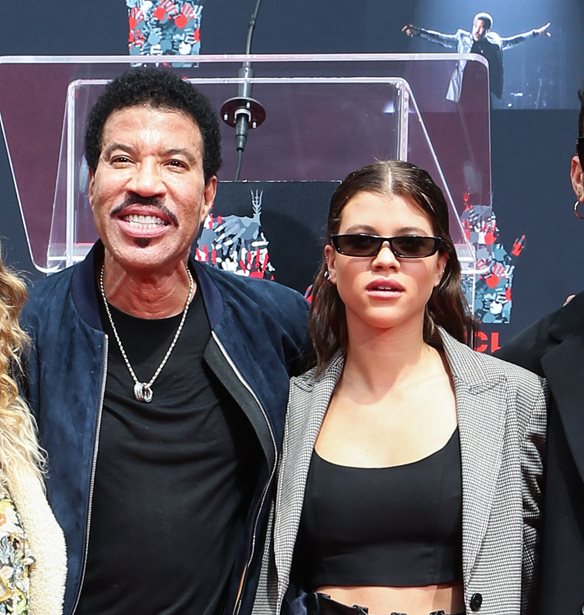 Nicole &amp; Sofia Richie | &#x392;&#x3C1;&#x3AF;&#x3C3;&#x3BA;&#x3BF;&#x3BD;&#x3C4;&#x3B1;&#x3B9; &#x3B3;&#x3B9;&#x3B1; &#x3B4;&#x3B9;&#x3B1;&#x3BA;&#x3BF;&#x3C0;&#x3AD;&#x3C2; &#x3C3;&#x3C4;&#x3B7;&#x3BD; &#x395;&#x3BB;&#x3BB;&#x3AC;&#x3B4;&#x3B1;