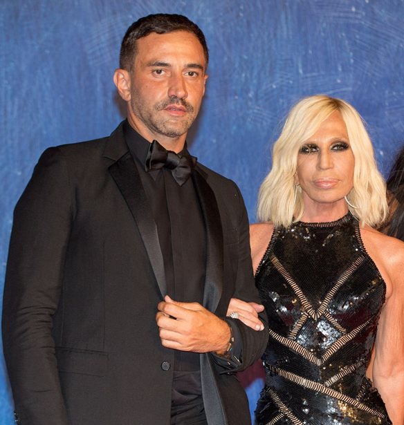 &#x39F; Riccardo Tisci &quot;&#x3BC;&#x3B5;&#x3C4;&#x3B1;&#x3BA;&#x3BF;&#x3BC;&#x3AF;&#x3B6;&#x3B5;&#x3B9;&quot; &#x3C3;&#x3C4;&#x3BF;&#x3BD; &#x3BF;&#x3AF;&#x3BA;&#x3BF; Versace;
