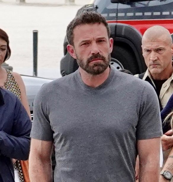 Ben Affleck | &#x397; &#x3C4;&#x3C1;&#x3C5;&#x3C6;&#x3B5;&#x3C1;&#x3AE; &#x3B1;&#x3B3;&#x3BA;&#x3B1;&#x3BB;&#x3B9;&#x3AC; &#x3BC;&#x3B5; &#x3C4;&#x3B7;&#x3BD; &#x3C0;&#x3C1;&#x3CE;&#x3B7;&#x3BD; &#x3C3;&#x3CD;&#x3B6;&#x3C5;&#x3B3;&#x3CC; &#x3C4;&#x3BF;&#x3C5;, Jennifer Garner, &#x3BC;&#x3AD;&#x3C3;&#x3B1; &#x3C3;&#x3C4;&#x3BF; &#x3B1;&#x3C5;&#x3C4;&#x3BF;&#x3BA;&#x3AF;&#x3BD;&#x3B7;&#x3C4;&#x3BF;