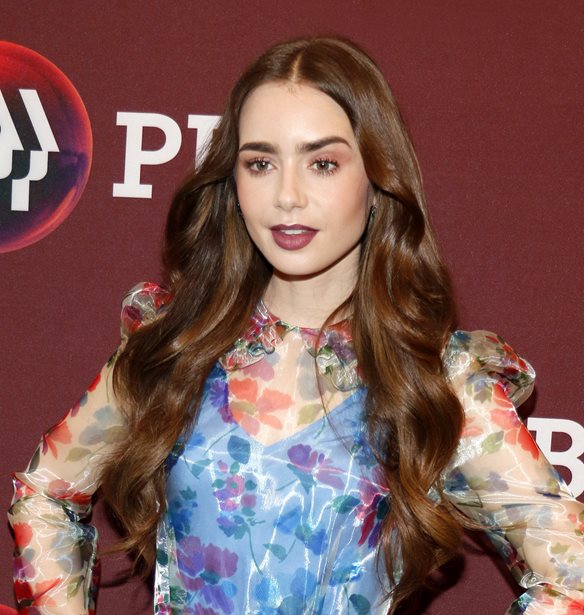 Lily Collins | &#x39C;&#x3BF;&#x3B9;&#x3C1;&#x3AC;&#x3C3;&#x3C4;&#x3B7;&#x3BA;&#x3B5; &#x3AD;&#x3BD;&#x3B1; &#x3B2;&#x3AF;&#x3BD;&#x3C4;&#x3B5;&#x3BF; &#x3C0;&#x3BF;&#x3C5; &#x3C4;&#x3B7; &#x3B4;&#x3B5;&#x3AF;&#x3C7;&#x3BD;&#x3B5;&#x3B9; &#x3BD;&#x3B1; &#x3BA;&#x3CC;&#x3B2;&#x3B5;&#x3B9; &#x3C4;&#x3B1; &#x3BC;&#x3B1;&#x3BB;&#x3BB;&#x3B9;&#x3AC; &#x3C4;&#x3B7;&#x3C2; &#x3B3;&#x3B9;&#x3B1; &#x3C4;&#x3BF; &#x2018;Emily in Paris&#x2019;