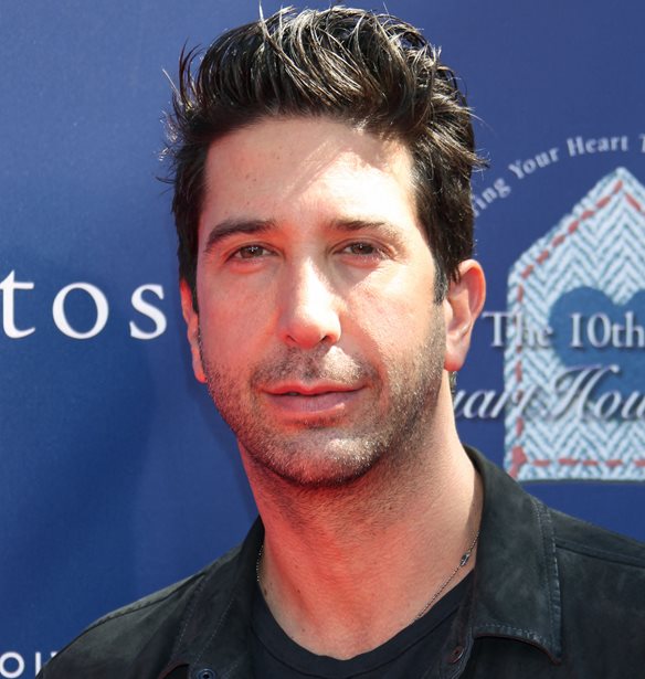 &#x39F; &#x3BB;&#x3CC;&#x3B3;&#x3BF;&#x3C2; &#x3C0;&#x3BF;&#x3C5; &#x3B7; 9&#x3C7;&#x3C1;&#x3BF;&#x3BD;&#x3B7; &#x3BA;&#x3CC;&#x3C1;&#x3B7; &#x3C4;&#x3BF;&#x3C5; David Schwimmer &#x3BE;&#x3CD;&#x3C1;&#x3B9;&#x3C3;&#x3B5; &#x3C4;&#x3BF; &#x3BA;&#x3B5;&#x3C6;&#x3AC;&#x3BB;&#x3B9; &#x3C4;&#x3B7;&#x3C2;