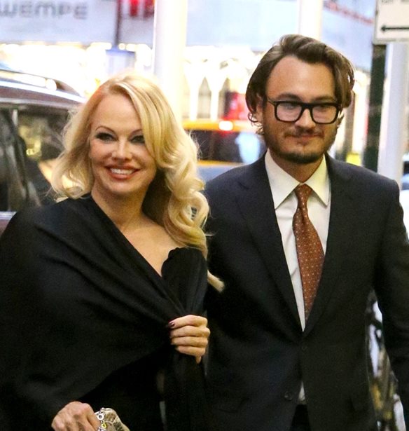 &quot;&#x395;&#x3AF;&#x3BC;&#x3B1;&#x3B9; &#x3C4;&#x3CC;&#x3C3;&#x3BF; &#x3C0;&#x3B5;&#x3C1;&#x3AE;&#x3C6;&#x3B1;&#x3BD;&#x3BF;&#x3C2; &#x3B3;&#x3B9;&#x3B1; &#x3C3;&#x3AD;&#x3BD;&#x3B1;&quot; | &#x3A4;&#x3BF; &#x3C3;&#x3C5;&#x3B3;&#x3BA;&#x3B9;&#x3BD;&#x3B7;&#x3C4;&#x3B9;&#x3BA;&#x3CC; &#x3BC;&#x3AE;&#x3BD;&#x3C5;&#x3BC;&#x3B1; &#x3C4;&#x3BF;&#x3C5; &#x3B3;&#x3B9;&#x3BF;&#x3C5; &#x3C4;&#x3B7;&#x3C2; Pamela Anderson &#x3BC;&#x3B5;&#x3C4;&#x3AC; &#x3C4;&#x3B7;&#x3BD; &#x3C0;&#x3C1;&#x3B5;&#x3BC;&#x3B9;&#x3AD;&#x3C1;&#x3B1; &#x3C4;&#x3BF;&#x3C5; &#x3BD;&#x3C4;&#x3BF;&#x3BA;&#x3B9;&#x3BC;&#x3B1;&#x3BD;&#x3C4;&#x3AD;&#x3C1; &#x3C4;&#x3B7;&#x3C2;