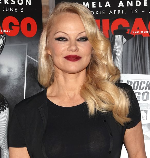 Pamela Anderson | &#x39C;&#x3B5; look &#x3C0;&#x3BF;&#x3C5; &#x3B8;&#x3CD;&#x3BC;&#x3B9;&#x3C3;&#x3B5; &#x27;Baywatch&#x27; &#x3C3;&#x3C4;&#x3B7;&#x3BD; &#x3C0;&#x3C1;&#x3B5;&#x3BC;&#x3B9;&#x3AD;&#x3C1;&#x3B1; &#x3C4;&#x3BF;&#x3C5; &#x3BD;&#x3C4;&#x3BF;&#x3BA;&#x3B9;&#x3BC;&#x3B1;&#x3BD;&#x3C4;&#x3AD;&#x3C1; &#x3C4;&#x3B7;&#x3C2; &#x3C3;&#x3C4;&#x3BF; &#x39B;&#x3BF;&#x3C2; &#x386;&#x3BD;&#x3C4;&#x3B6;&#x3B5;&#x3BB;&#x3B5;&#x3C2;