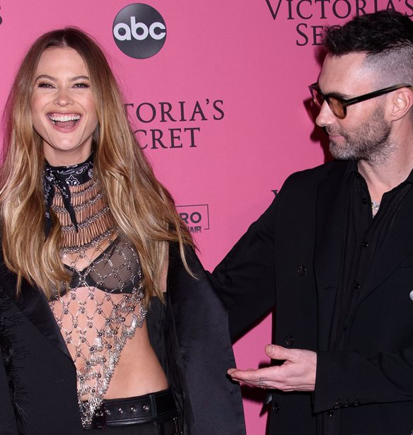Adam Levine - Behati Prinsloo | &#x3A0;&#x3B5;&#x3C1;&#x3B9;&#x3BC;&#x3AD;&#x3BD;&#x3BF;&#x3C5;&#x3BD; &#x3C4;&#x3BF; &#x3C4;&#x3C1;&#x3AF;&#x3C4;&#x3BF; &#x3C4;&#x3BF;&#x3C5;&#x3C2; &#x3BC;&#x3C9;&#x3C1;&#x3CC;