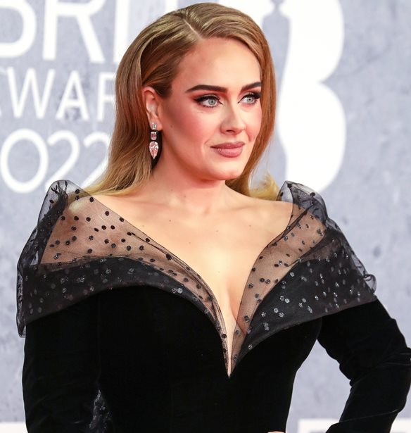 Adele: &quot;&#x388;&#x3BA;&#x3B1;&#x3BD;&#x3B1; &#x3C0;&#x3AD;&#x3BD;&#x3C4;&#x3B5; &#x3C3;&#x3C5;&#x3BD;&#x3B5;&#x3B4;&#x3C1;&#x3AF;&#x3B5;&#x3C2; &#x3C8;&#x3C5;&#x3C7;&#x3BF;&#x3B8;&#x3B5;&#x3C1;&#x3B1;&#x3C0;&#x3B5;&#x3AF;&#x3B1;&#x3C2; &#x3C4;&#x3B7;&#x3BD; &#x3B7;&#x3BC;&#x3AD;&#x3C1;&#x3B1; &#x3BC;&#x3B5;&#x3C4;&#x3AC; &#x3C4;&#x3BF; &#x3B4;&#x3B9;&#x3B1;&#x3B6;&#x3CD;&#x3B3;&#x3B9;&#x3BF;&quot;