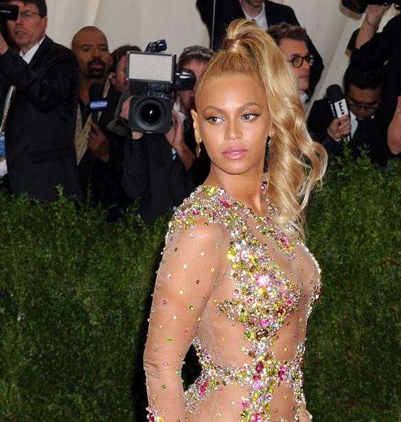 Met Gala | 7 &#x3B5;&#x3BD;&#x3B4;&#x3B9;&#x3B1;&#x3C6;&#x3AD;&#x3C1;&#x3BF;&#x3C5;&#x3C3;&#x3B5;&#x3C2; &#x3B9;&#x3C3;&#x3C4;&#x3BF;&#x3C1;&#x3AF;&#x3B5;&#x3C2; &#x3B3;&#x3B9;&#x3B1; &#x3C4;&#x3B9;&#x3C2; &#x3C0;&#x3B9;&#x3BF; &#x3B5;&#x3BC;&#x3B2;&#x3BB;&#x3B7;&#x3BC;&#x3B1;&#x3C4;&#x3B9;&#x3BA;&#x3AD;&#x3C2; &#x3B5;&#x3BC;&#x3C6;&#x3B1;&#x3BD;&#x3AF;&#x3C3;&#x3B5;&#x3B9;&#x3C2; &#x3C4;&#x3BF;&#x3C5; &#x3B8;&#x3B5;&#x3C3;&#x3BC;&#x3BF;&#x3CD;