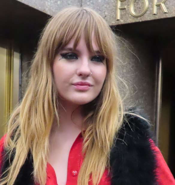Victoria de Angelis | &#x397; &#x3BC;&#x3C0;&#x3B1;&#x3C3;&#x3AF;&#x3C3;&#x3C4;&#x3C1;&#x3B9;&#x3B1; &#x3C4;&#x3C9;&#x3BD; M&#xE5;neskin &#x3BC;&#x3B5; &#x3C4;&#x3B7;&#x3BD; &#x3C4;&#x3C1;&#x3B1;&#x3B3;&#x3B9;&#x3BA;&#x3AE; &#x3B9;&#x3C3;&#x3C4;&#x3BF;&#x3C1;&#x3AF;&#x3B1;