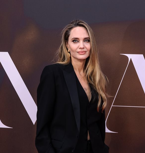Angelina Jolie | &#x39F; &#x3C4;&#x3C1;&#x3CC;&#x3C0;&#x3BF;&#x3C2; &#x3C0;&#x3BF;&#x3C5; &#x3C0;&#x3C1;&#x3BF;&#x3C3;&#x3C0;&#x3B1;&#x3B8;&#x3B5;&#x3AF; &#x3BD;&#x3B1; &#x3C0;&#x3C1;&#x3BF;&#x3C3;&#x3C4;&#x3B1;&#x3C4;&#x3B5;&#x3CD;&#x3C3;&#x3B5;&#x3B9; &#x3C4;&#x3B7;&#x3BD; &#x3C0;&#x3C1;&#x3CE;&#x3C4;&#x3B7; &#x3C4;&#x3B7;&#x3C2; (&#x3BC;&#x3B5;&#x3B3;&#x3AC;&#x3BB;&#x3B7;) &#x3C3;&#x3C7;&#x3AD;&#x3C3;&#x3B7; &#x3BC;&#x3B5;&#x3C4;&#x3AC; &#x3C4;&#x3BF;&#x3BD; Brad Pitt