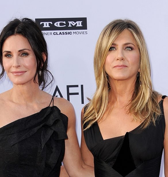 &#x397; Courteney Cox &#x3AD;&#x3B3;&#x3B9;&#x3BD;&#x3B5; 60 &#x3B5;&#x3C4;&#x3CE;&#x3BD; &#x3BA;&#x3B1;&#x3B9; &#x3B7; Jennifer Aniston &#x3C4;&#x3B7;&#x3C2; &#x3B5;&#x3C5;&#x3C7;&#x3AE;&#x3B8;&#x3B7;&#x3BA;&#x3B5; &#x3B4;&#x3B7;&#x3BC;&#x3CC;&#x3C3;&#x3B9;&#x3B1;