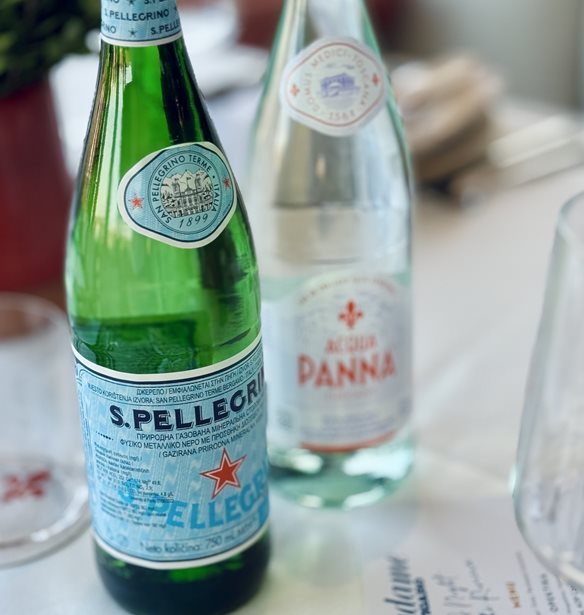 S.Pellegrino &#x3BA;&#x3B1;&#x3B9; Acqua Panna | I&#x3C4;&#x3B1;&#x3BB;&#x3B9;&#x3BA;&#x3AE; &#x3C6;&#x3B9;&#x3BD;&#x3AD;&#x3C4;&#x3C3;&#x3B1; &#x3BA;&#x3B1;&#x3B9; &#x3B4;&#x3C1;&#x3BF;&#x3C3;&#x3B9;&#x3AC; &#x3C3;&#x3C4;&#x3BF; Full Moon Dinner &#x3C4;&#x3B7;&#x3C2; Madame Figaro