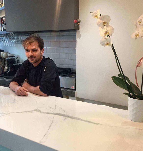 Les Connoisseurs: &#x39D;&#x3AF;&#x3BA;&#x3BF;&#x3C2; &#x39C;&#x3B9;&#x3BA;&#x3C1;&#x3CC;&#x3C0;&#x3BF;&#x3C5;&#x3BB;&#x3BF;&#x3C2;