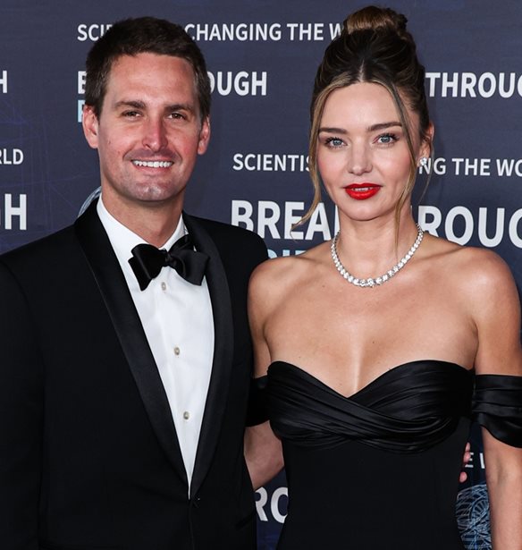 &#x397; Miranda Kerr &#x3AD;&#x3C7;&#x3B5;&#x3B9; &#x3C6;&#x3C9;&#x3C4;&#x3BF;&#x3B3;&#x3C1;&#x3B1;&#x3C6;&#x3AF;&#x3B1; &#x3B1;&#x3C0;&#x3CC; &#x3C4;&#x3B7;&#x3BD; &#x3C0;&#x3C1;&#x3CE;&#x3C4;&#x3B7; &#x3C7;&#x3B5;&#x3B9;&#x3C1;&#x3B1;&#x3C8;&#x3AF;&#x3B1; &#x3C4;&#x3B7;&#x3C2; &#x3BC;&#x3B5; &#x3C4;&#x3BF; &#x3C3;&#x3CD;&#x3B6;&#x3C5;&#x3B3;&#x3CC; &#x3C4;&#x3B7;&#x3C2;, Ewan Spiegel
