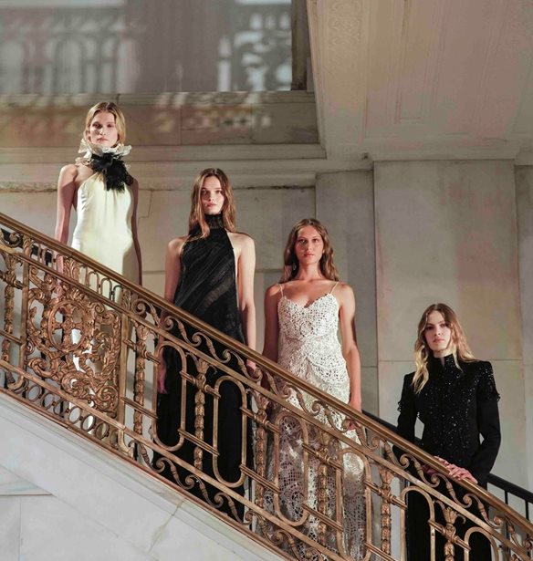 Ralph Lauren Fall 2025 | &#x39F;&#x3B9; &quot;Modern Romantics&quot; &#x3B1;&#x3BD;&#x3B1;&#x3C4;&#x3C1;&#x3AD;&#x3C0;&#x3BF;&#x3C5;&#x3BD; &#x3C4;&#x3B1; &#x3B4;&#x3B5;&#x3B4;&#x3BF;&#x3BC;&#x3AD;&#x3BD;&#x3B1; &#x3C4;&#x3B7;&#x3C2; &#x3BA;&#x3BF;&#x3BC;&#x3C8;&#x3CC;&#x3C4;&#x3B7;&#x3C4;&#x3B1;&#x3C2;