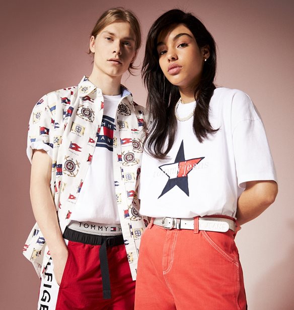 &#x39F; Tommy Hilfiger &#x3B1;&#x3BD;&#x3B1;&#x3BA;&#x3BF;&#x3B9;&#x3BD;&#x3CE;&#x3BD;&#x3B5;&#x3B9; &#x3C4;&#x3B7;&#x3BD; TOMMY JEANS Summer Heritage capsule &#x3C3;&#x3C5;&#x3BB;&#x3BB;&#x3BF;&#x3B3;&#x3AE;