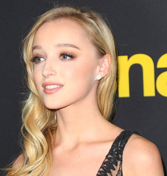 Phoebe Dynevor | &#x3A5;&#x3B9;&#x3BF;&#x3B8;&#x3AD;&#x3C4;&#x3B7;&#x3C3;&#x3B5; &#x3C4;&#x3BF; signature hairstyle &#x3C4;&#x3B7;&#x3C2; Ariana Grande