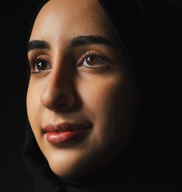 Nora Al Matrooshi | &#x397; &#x3C0;&#x3C1;&#x3CE;&#x3C4;&#x3B7; &#x3B3;&#x3C5;&#x3BD;&#x3B1;&#x3AF;&#x3BA;&#x3B1; &#x3B1;&#x3C1;&#x3B1;&#x3B2;&#x3B9;&#x3BA;&#x3AE;&#x3C2; &#x3BA;&#x3B1;&#x3C4;&#x3B1;&#x3B3;&#x3C9;&#x3B3;&#x3AE;&#x3C2; &#x3C0;&#x3BF;&#x3C5; &#x3B8;&#x3B1; &#x3C0;&#x3AC;&#x3B5;&#x3B9; &#x3C3;&#x3C4;&#x3B7; &#x3A3;&#x3B5;&#x3BB;&#x3AE;&#x3BD;&#x3B7;