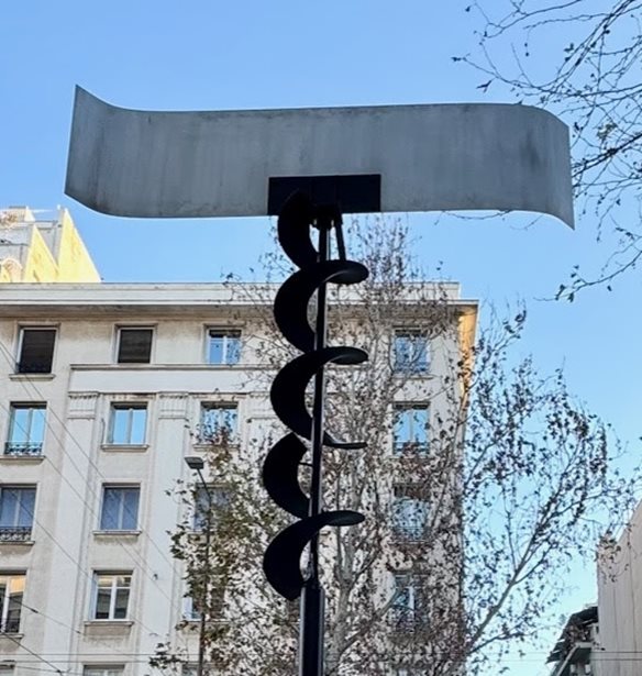 Αιολικό | Το εμβληματικό έργο του Takis στην καρδιά της Αθήνας