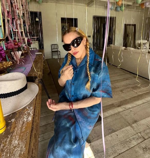 Madonna | &#x393;&#x3B9;&#x3BF;&#x3C1;&#x3C4;&#x3AC;&#x3B6;&#x3B5;&#x3B9; &#x3C4;&#x3BF; &#x3C4;&#x3AD;&#x3BB;&#x3BF;&#x3C2; &#x3C4;&#x3BF;&#x3C5; &#x3BA;&#x3B1;&#x3BB;&#x3BF;&#x3BA;&#x3B1;&#x3B9;&#x3C1;&#x3B9;&#x3BF;&#x3CD; &#x3BC;&#x3B5; &#x3AD;&#x3BD;&#x3B1; pool party &#x3BC;&#x3B5; &#x3C4;&#x3B1; &#x3C0;&#x3B1;&#x3B9;&#x3B4;&#x3B9;&#x3AC; &#x3C4;&#x3B7;&#x3C2;