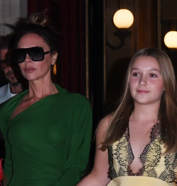 &#x397; Victoria Beckham &#x3AD;&#x3BD;&#x3C4;&#x3C5;&#x3C3;&#x3B5; &#x3C4;&#x3B7;&#x3BD; 11&#x3C7;&#x3C1;&#x3BF;&#x3BD;&#x3B7; &#x3BA;&#x3CC;&#x3C1;&#x3B7; &#x3C4;&#x3B7;&#x3C2;, Harper, &#x3BC;&#x3B5; &#x3C6;&#x3CC;&#x3C1;&#x3B5;&#x3BC;&#x3B1; &#x3B1;&#x3C0;&#x3CC; &#x3C4;&#x3B7; &#x3C3;&#x3C5;&#x3BB;&#x3BB;&#x3BF;&#x3B3;&#x3AE; &#x3C4;&#x3B7;&#x3C2;