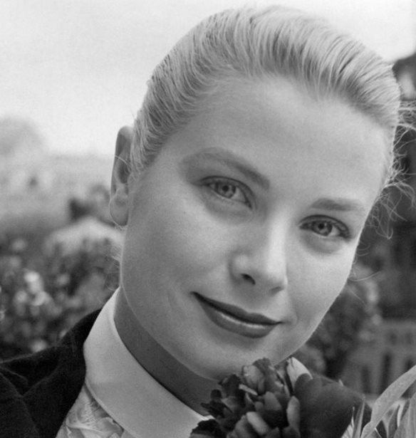 Grace Kelly: &#x397; 19&#x3C7;&#x3C1;&#x3BF;&#x3BD;&#x3B7; &#x3B5;&#x3B3;&#x3B3;&#x3BF;&#x3BD;&#x3AE; &#x3C4;&#x3B7;&#x3C2; &#x3C4;&#x3AE;&#x3C2; &#x3BC;&#x3BF;&#x3B9;&#x3AC;&#x3B6;&#x3B5;&#x3B9; &#x3C0;&#x3BF;&#x3BB;&#x3CD;!