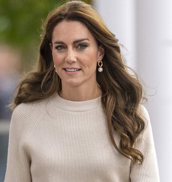 Kate Middleton | &#x393;&#x3B9;&#x3B1;&#x3C4;&#x3AF; &#x3AD;&#x3C6;&#x3C5;&#x3B3;&#x3B5; &#x3BA;&#x3C1;&#x3C5;&#x3C6;&#x3AC; &#x3B1;&#x3C0;&#x3CC; &#x3C4;&#x3BF; &#x3BD;&#x3BF;&#x3C3;&#x3BF;&#x3BA;&#x3BF;&#x3BC;&#x3B5;&#x3AF;&#x3BF;;
