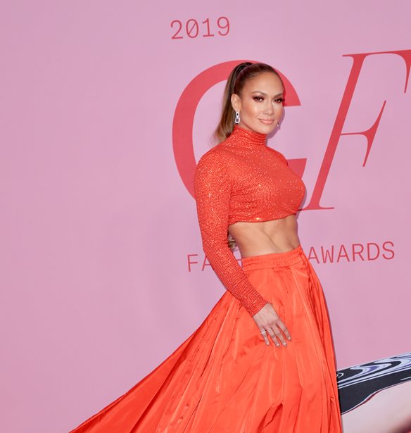 &#x39F; &#x3BF;&#x3AF;&#x3BA;&#x3BF;&#x3C2; Versace &#x3BA;&#x3C5;&#x3BA;&#x3BB;&#x3BF;&#x3C6;&#x3BF;&#x3C1;&#x3B5;&#x3AF; &#x3C4;&#x3BF; iconic &#x3C6;&#x3CC;&#x3C1;&#x3B5;&#x3BC;&#x3B1; &#x3C4;&#x3B7;&#x3C2; Jennifer Lopez &#x3C3;&#x3B5; &#x3BC;&#x3AF;&#x3B1; &#x3B1;&#x3BD;&#x3B1;&#x3C0;&#x3AC;&#x3BD;&#x3C4;&#x3B5;&#x3C7;&#x3B7;,&quot;&#x3C6;&#x3BF;&#x3C1;&#x3AD;&#x3C3;&#x3B9;&#x3BC;&#x3B7;&quot; &#x3B5;&#x3BA;&#x3B4;&#x3BF;&#x3C7;&#x3AE;
