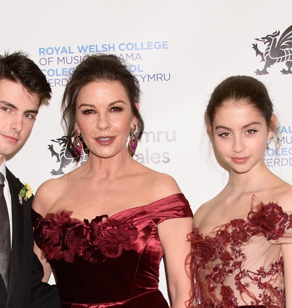 Catherine Zeta-Jones - Michael Douglas | &#x397; &#x3C3;&#x3C0;&#x3AC;&#x3BD;&#x3B9;&#x3B1; &#x3C6;&#x3C9;&#x3C4;&#x3BF;&#x3B3;&#x3C1;&#x3B1;&#x3C6;&#x3AF;&#x3B1; &#x3BC;&#x3B5; &#x3C4;&#x3B1; &#x3C0;&#x3B1;&#x3B9;&#x3B4;&#x3B9;&#x3AC; &#x3C4;&#x3BF;&#x3C5;&#x3C2;