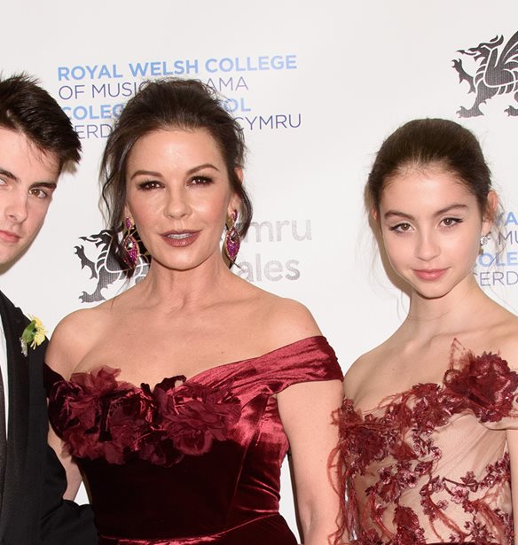 &#x397; Catherine Zeta-Jones &#x3C0;&#x3BF;&#x3B6;&#x3AC;&#x3C1;&#x3B5;&#x3B9; &#x3BC;&#x3B5; &#x3C4;&#x3B7;&#x3BD; &#x3BA;&#x3CC;&#x3C1;&#x3B7; &#x3C4;&#x3B7;&#x3C2; &#x3BA;&#x3B1;&#x3B9; &#x3BC;&#x3BF;&#x3B9;&#x3AC;&#x3B6;&#x3BF;&#x3C5;&#x3BD; &#x3C3;&#x3B1;&#x3BD; &#x3B4;&#x3C5;&#x3BF; &#x3C3;&#x3C4;&#x3B1;&#x3B3;&#x3CC;&#x3BD;&#x3B5;&#x3C2; &#x3BD;&#x3B5;&#x3C1;&#x3CC;