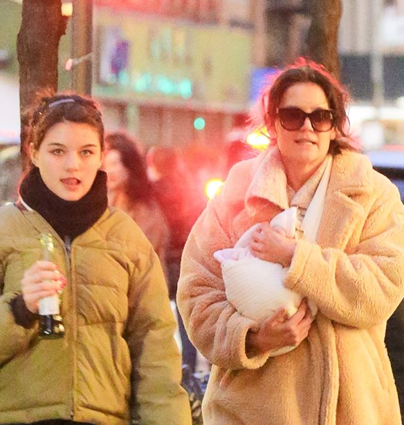 &#x397; &#x3C3;&#x3C0;&#x3AC;&#x3BD;&#x3B9;&#x3B1; &#x3B1;&#x3BD;&#x3B1;&#x3C6;&#x3BF;&#x3C1;&#x3AC; &#x3C4;&#x3B7;&#x3C2; Katie Holmes &#x3C3;&#x3C4;&#x3B7; 16&#x3C7;&#x3C1;&#x3BF;&#x3BD;&#x3B7; &#x3BA;&#x3CC;&#x3C1;&#x3B7; &#x3C4;&#x3B7;&#x3C2;, Suri Cruise