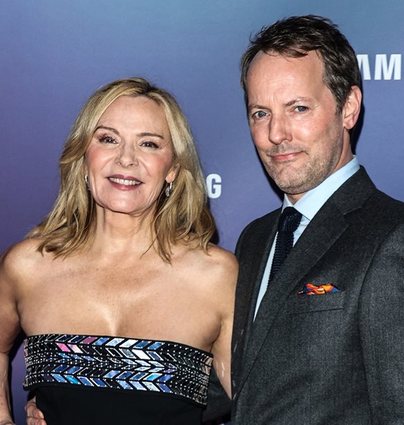 Kim Cattrall | H &#x3C3;&#x3C0;&#x3AC;&#x3BD;&#x3B9;&#x3B1; &#x3B5;&#x3BC;&#x3C6;&#x3AC;&#x3BD;&#x3B9;&#x3C3;&#x3AE; &#x3C4;&#x3B7;&#x3C2; &#x3C3;&#x3C4;&#x3BF; &#x3BA;&#x3CC;&#x3BA;&#x3BA;&#x3B9;&#x3BD;&#x3BF; &#x3C7;&#x3B1;&#x3BB;&#x3AF; &#x3BC;&#x3B5; &#x3C4;&#x3BF;&#x3BD; 50&#x3C7;&#x3C1;&#x3BF;&#x3BD;&#x3BF; &#x3C3;&#x3CD;&#x3BD;&#x3C4;&#x3C1;&#x3BF;&#x3C6;&#x3CC; &#x3C4;&#x3B7;&#x3C2;, Russell Thomas