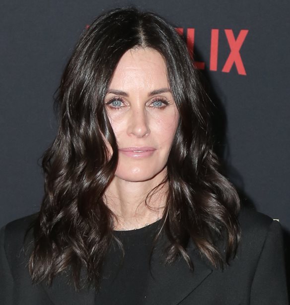 Courteney Cox | &#x3A4;&#x3BF; &#x3B2;&#x3AF;&#x3BD;&#x3C4;&#x3B5;&#x3BF; &#x3C0;&#x3BF;&#x3C5; &#x3BE;&#x3B5;&#x3C0;&#x3AD;&#x3C1;&#x3B1;&#x3C3;&#x3B5; &#x3C4;&#x3B1; 4 &#x3B5;&#x3BA;&#x3B1;&#x3C4;&#x3BF;&#x3BC;&#x3BC;&#x3CD;&#x3C1;&#x3B9;&#x3B1; views &#x3C3;&#x3B5; &#x3BB;&#x3AF;&#x3B3;&#x3B5;&#x3C2; &#x3CE;&#x3C1;&#x3B5;&#x3C2;